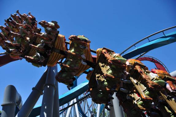 Para onde se olhe, pessoas de ponta-cabeça nas montanhas-russas do parque da Universal, em Orlando, na Flórida - Estados Unidos